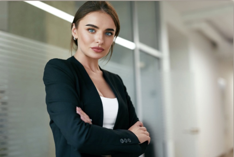 Femme accomplie, posée et confiante